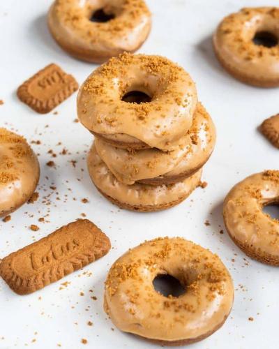 دونات لوتس مطلي فتافيت