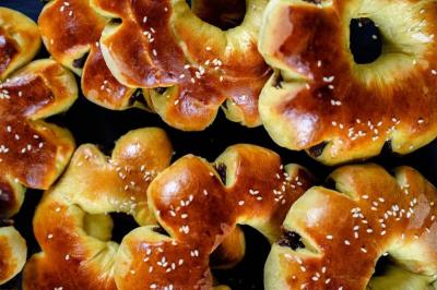 خبز اصفر محشي بعجوة فتافيت